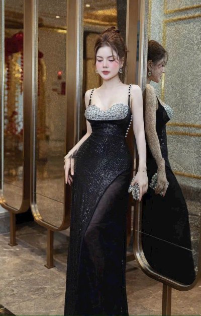เดรสยาวสีดำสายเดี่ยวตกแต่งมุก คริสตัลและกลิตเตอร์
