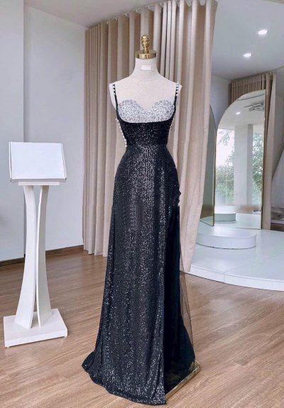 เดรสยาวสีดำสายเดี่ยวตกแต่งมุก คริสตัลและกลิตเตอร์