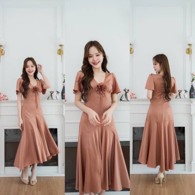 เดรสยาวสีน้ำตาลแขนสั้นตกแต่งดอกไม้และสม็อกที่อก