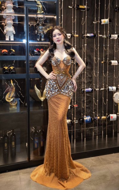 เดรสยาวสีน้ำตาลสายเดี่ยวทรงหางปลาตกแต่งคริสตัล