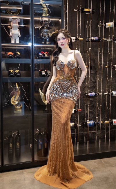 เดรสยาวสีน้ำตาลสายเดี่ยวทรงหางปลาตกแต่งคริสตัล