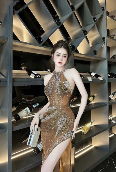 เดรสยาวสีน้ำตาลคล้องคอผ่าข้างผ้าซีทรูตกแต่งคริสตัล