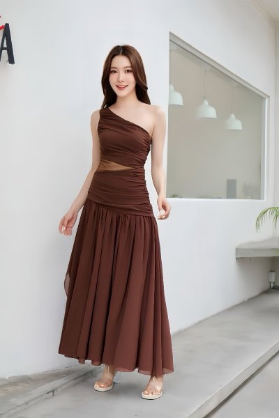 เดรสยาวสีน้ำตาลปาดไหล่ทรงระบายมีสม็อกที่เอว