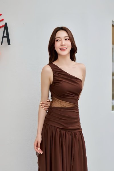 เดรสยาวสีน้ำตาลปาดไหล่ทรงระบายมีสม็อกที่เอว