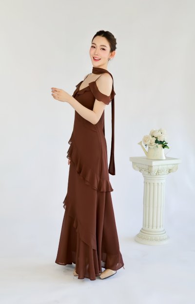 เดรสยาวสีน้ำตาลสายเดี่ยวตกแต่งระบาย มีผ้าคล้องคอในชุด