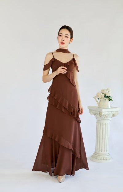 เดรสยาวสีน้ำตาลสายเดี่ยวตกแต่งระบาย มีผ้าคล้องคอในชุด