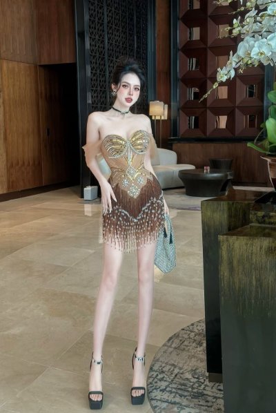 เดรสสั้นสีน้ำตาลเกาะอกตกแต่งลูกปัดและกลิตเตอร์ทั้งชุด