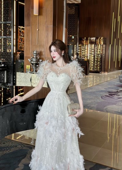 เดรสยาวสีขาวแขนสั้นตกแต่งขนนก คริสตัลและมุก