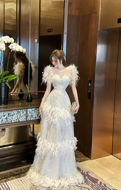 เดรสยาวสีขาวแขนสั้นตกแต่งขนนก คริสตัลและมุก