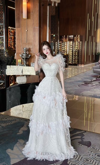 เดรสยาวสีขาวแขนสั้นตกแต่งขนนก คริสตัลและมุก