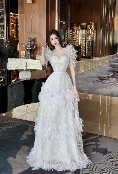 เดรสยาวสีขาวแขนสั้นตกแต่งขนนก คริสตัลและมุก