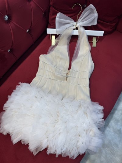 เดรสสั้นสีครีมคล้องคอผูกโบว์ ตกแต่งระบายและเพชรหรูหรา