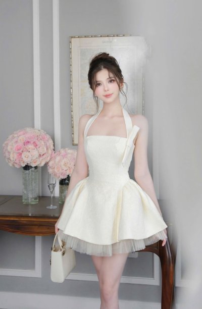 เดรสสั้นสีครีมคล้องคอ ตกแต่งลูกไม้และโบว์ที่อก