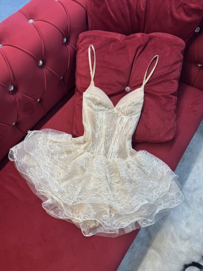 เดรสสั้นลูกไม้สายเดี่ยวสีครีม ตกแต่งโบว์เพชร