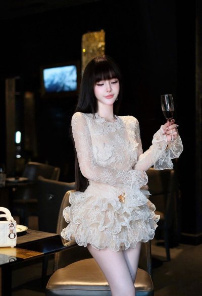 เดรสสั้นสีครีมแขนยาวตกแต่งลูกไม้และระบายที่แขนและชายกระโปรง