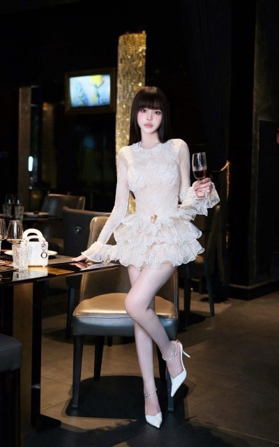 เดรสสั้นสีครีมแขนยาวตกแต่งลูกไม้และระบายที่แขนและชายกระโปรง