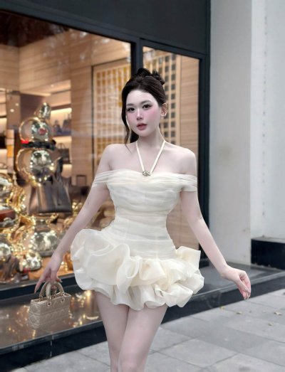 เดรสสั้นสีครีมคล้องคอปาดไหล่ระบายชายกระโปรง