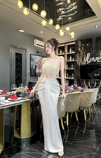 เดรสยาวสีทองคล้องคอตกแต่งลูกปัดสม็อกที่เอวด้านหน้า