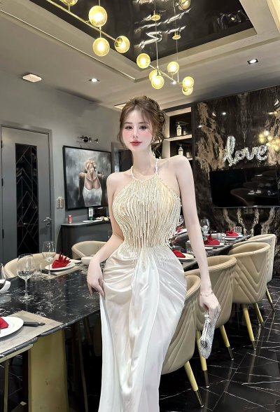 เดรสยาวสีทองคล้องคอตกแต่งลูกปัดสม็อกที่เอวด้านหน้า