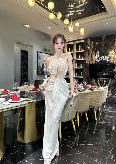 เดรสยาวสีทองคล้องคอตกแต่งลูกปัดสม็อกที่เอวด้านหน้า