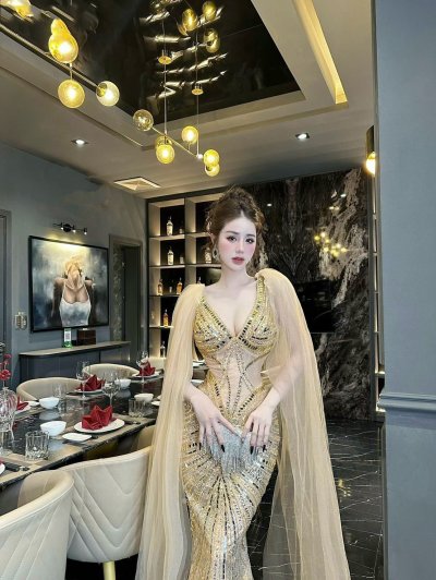 เดรสยาวสีทองสายเดี่ยวตกแต่งคริสตัลและผ้าคลุมไหล่