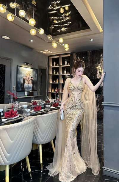 เดรสยาวสีทองสายเดี่ยวตกแต่งคริสตัลและผ้าคลุมไหล่