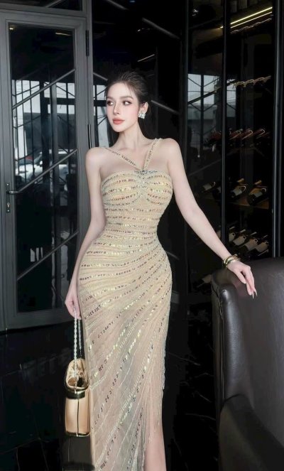 เดรสยาวสีทองคล้องคอตกแต่งกลิตเตอร์ทั้งชุด