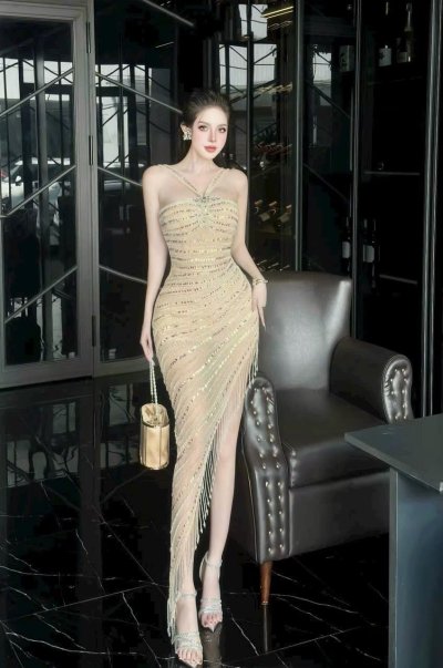 เดรสยาวสีทองคล้องคอตกแต่งกลิตเตอร์ทั้งชุด