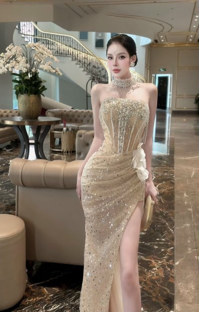 เดรสยาวสีทองเกาะอกผ่าข้างตกแต่งคริสตัลทั้งชุดมีโช๊กเกอร์