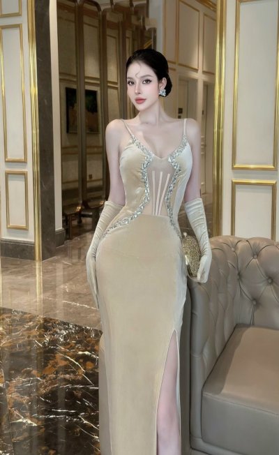 เดรสยาวสีทองสายเดี่ยวผ้ากำมะหยี่ตกแต่งคริสตัล