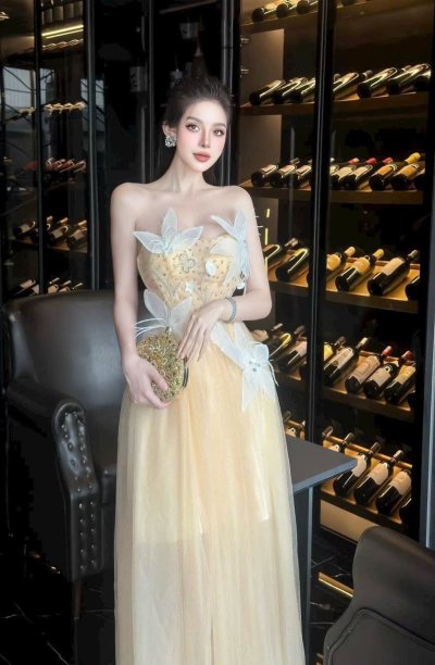 เดรสยาวสีทองเกาะอกทรงระบายตกแต่งดอกไม้และคริสตัล