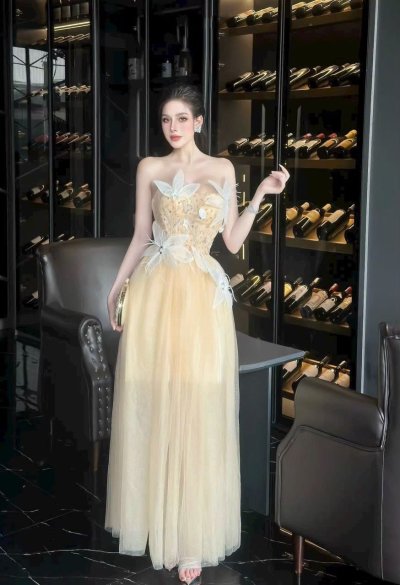 เดรสยาวสีทองเกาะอกทรงระบายตกแต่งดอกไม้และคริสตัล