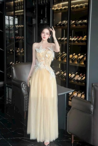 เดรสยาวสีทองเกาะอกทรงระบายตกแต่งดอกไม้และคริสตัล