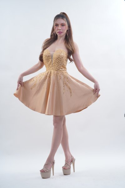 เดรสสั้นสีทองเกาะอกตกแต่งกลิตเตอร์และมุกสีทอง