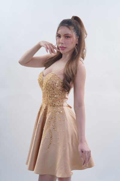 เดรสสั้นสีทองเกาะอกตกแต่งกลิตเตอร์และมุกสีทอง