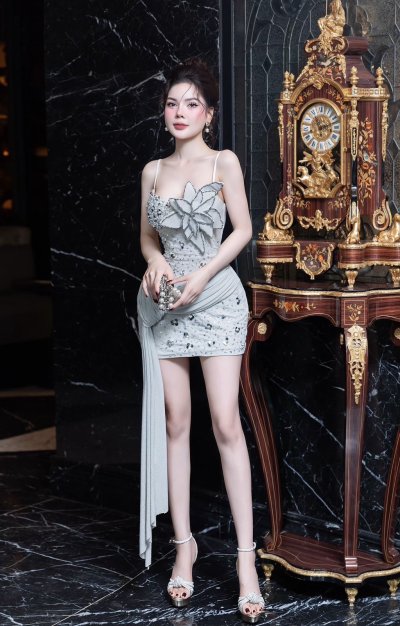 เดรสสั้นสีเทาสายเดี่ยวตกแต่งดอกไม้ที่อกและคริสตัลทั้งชุด