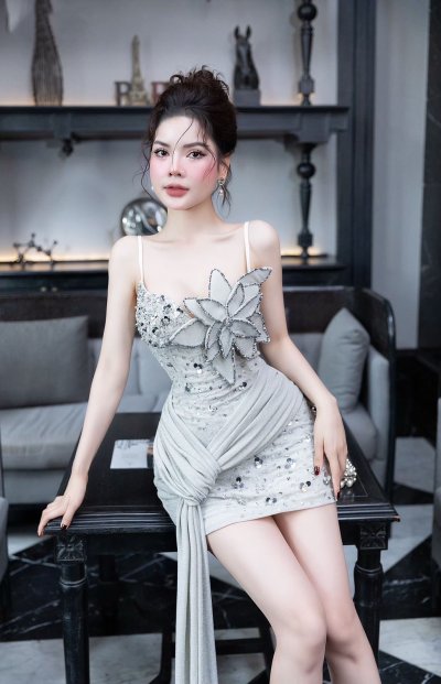 เดรสสั้นสีเทาสายเดี่ยวตกแต่งดอกไม้ที่อกและคริสตัลทั้งชุด