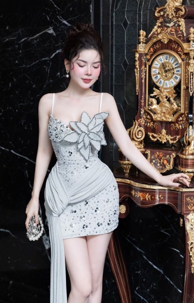 เดรสสั้นสีเทาสายเดี่ยวตกแต่งดอกไม้ที่อกและคริสตัลทั้งชุด