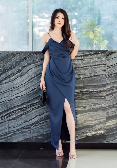 เดรสยาวสีน้ำเงินสายเดี่ยวผ่าหน้าจับจีบที่อกและเอว