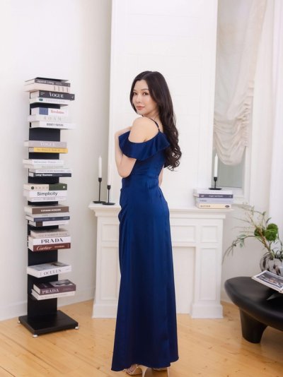 เดรสยาวสีน้ำเงินสายเดี่ยวผ่าข้างตกแต่งระบาย