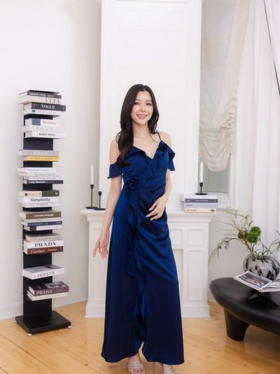 เดรสยาวสีน้ำเงินสายเดี่ยวผ่าข้างตกแต่งระบาย