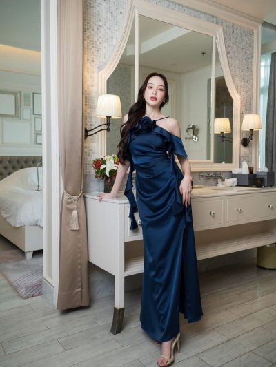 เดรสยาวสีน้ำเงินสายเดี่ยวตกแต่งระบายและดอกไม้ที่อก