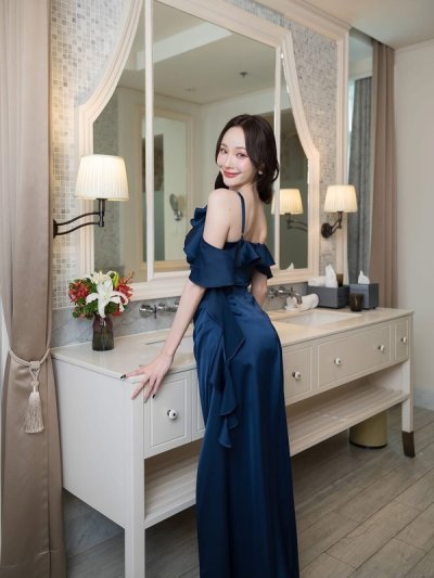 เดรสยาวสีน้ำเงินสายเดี่ยวตกแต่งระบายและดอกไม้ที่อก