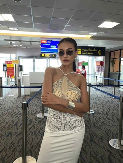 เดรสยาวสีขาวคล้องคอทรงหางปลาตกแต่งคริสตัล