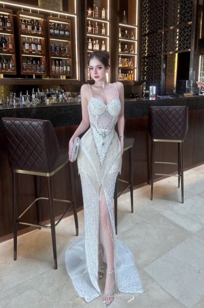 เดรสยาวสีขาวสายเดี่ยวผ่าหน้าผ้าซีทรูตกแต่งคริสตัล