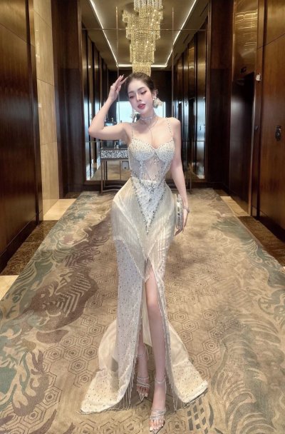 เดรสยาวสีขาวสายเดี่ยวผ่าหน้าผ้าซีทรูตกแต่งคริสตัล