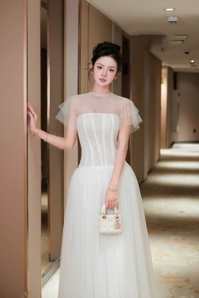 เดรสยาวสีขาวเกาะอกทรงคอร์เซ็ตกระโปรงระบายมีผ้าคลุมไหล่