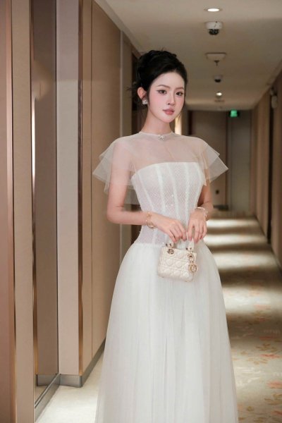 เดรสยาวสีขาวเกาะอกทรงคอร์เซ็ตกระโปรงระบายมีผ้าคลุมไหล่