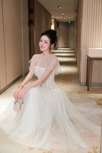 เดรสยาวสีขาวเกาะอกทรงคอร์เซ็ตกระโปรงระบายมีผ้าคลุมไหล่