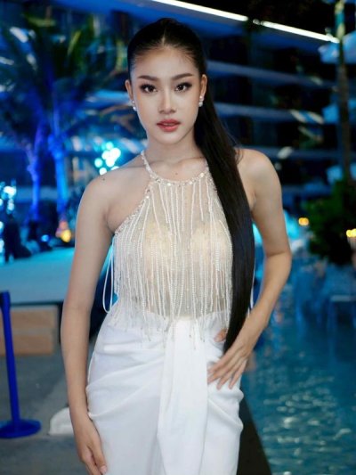 เดรสยาวสีขาวคล้องคอตกแต่งลูกปัดจับสม็อกที่เอวด้านหน้า